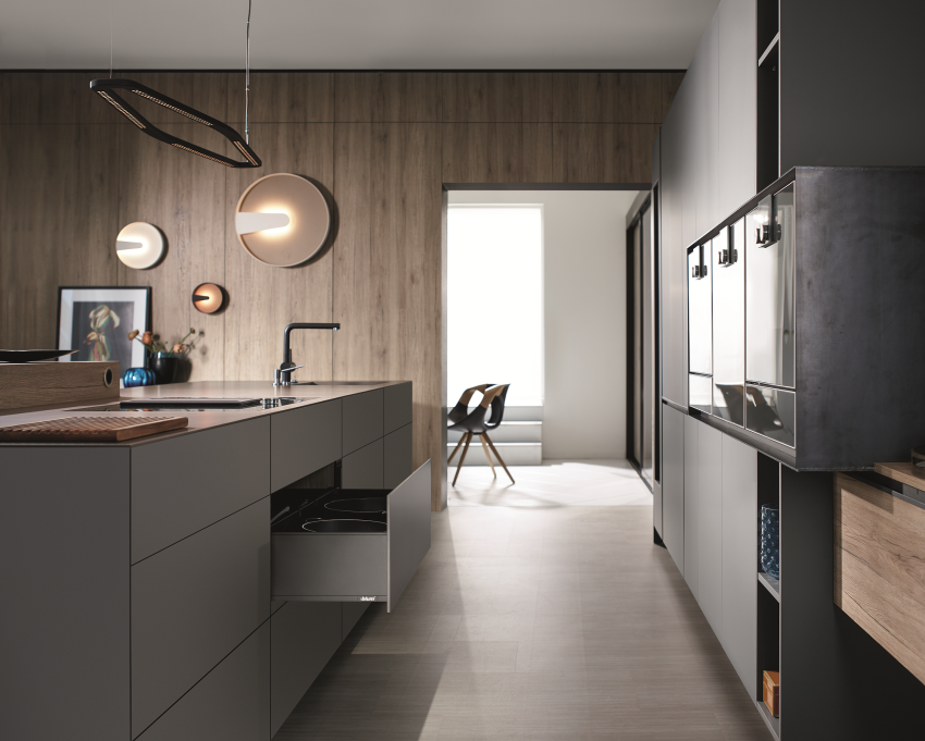 Zamiast górnych szafek wyspa kuchenna, fot. Blum