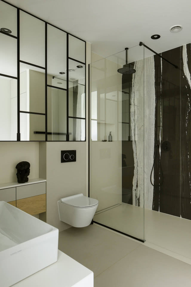 spiek kwarcowy na ścianie pod prysznicem