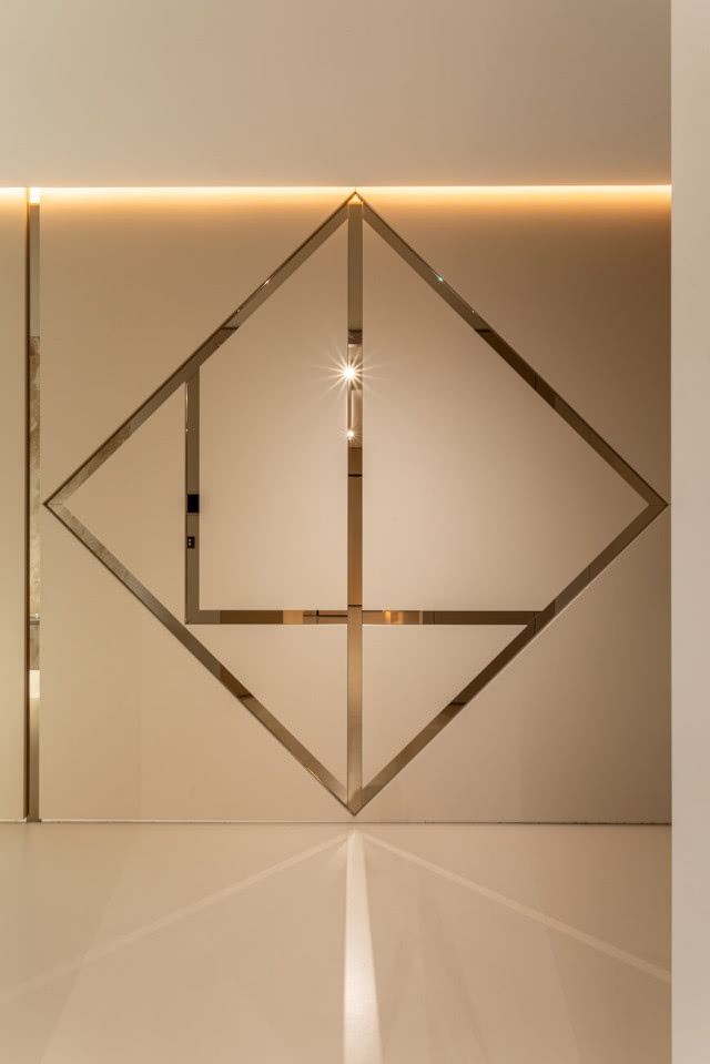 dekoracyjna ściana w holu