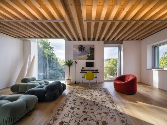 drewniany sufit z belkami