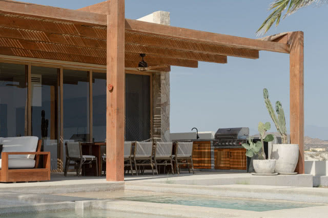 widok na taras z pergolą, na pierwszym planie fragment basenu