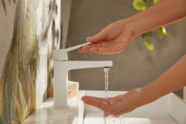 biała bateria umywalkowa