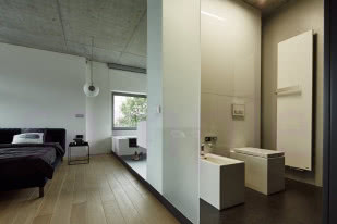 Toaleta oddzielona od reszty pomieszczenia taflą matowego szkła