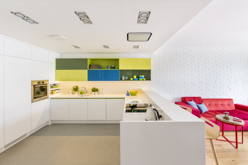 Biała kuchnia ukryta za wyspą jest bardzo...