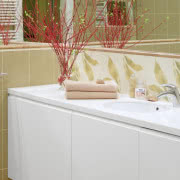 Beżowo-czarna łazienka na parterze pełni rolę...