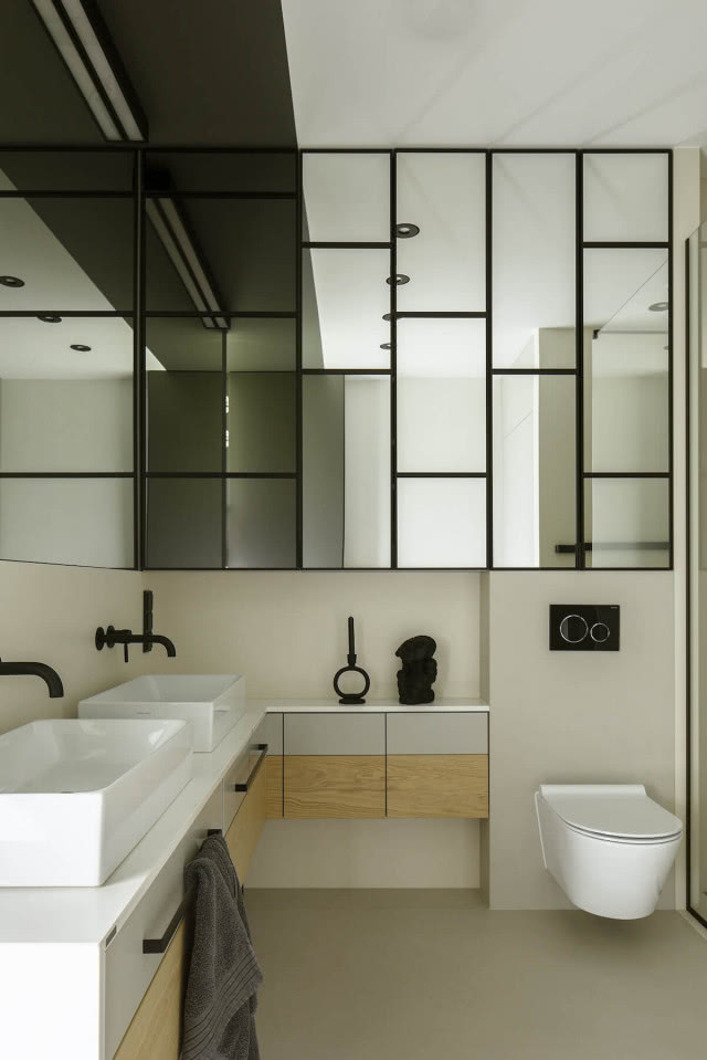 łazienka nowoczesna zabudowa szafki ze szklanymi lustrzanymi frontami