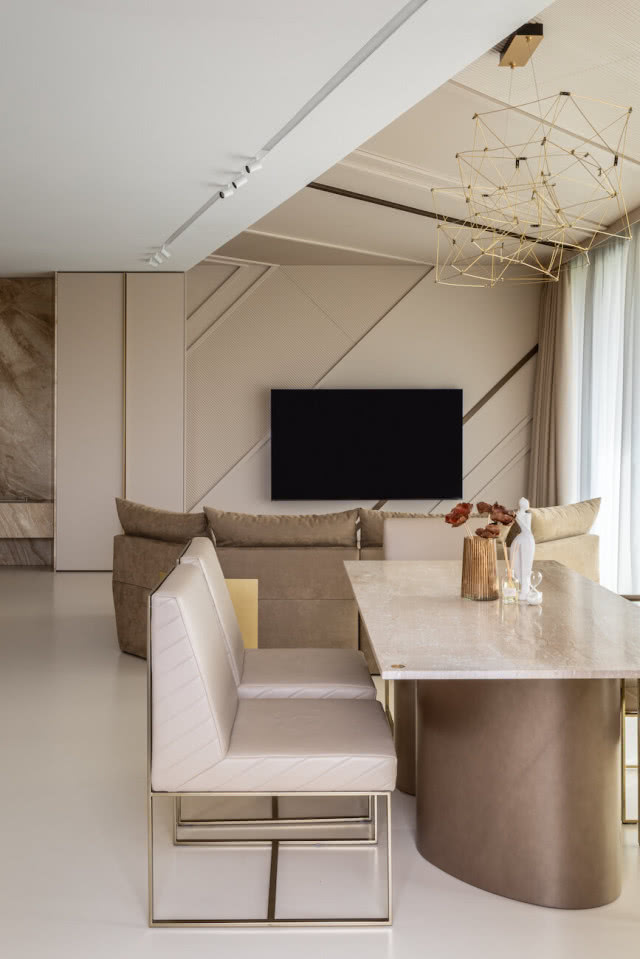 zabudowa ścienne i sufitowa w salonie