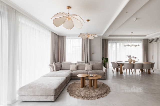 duża sofa w salonie