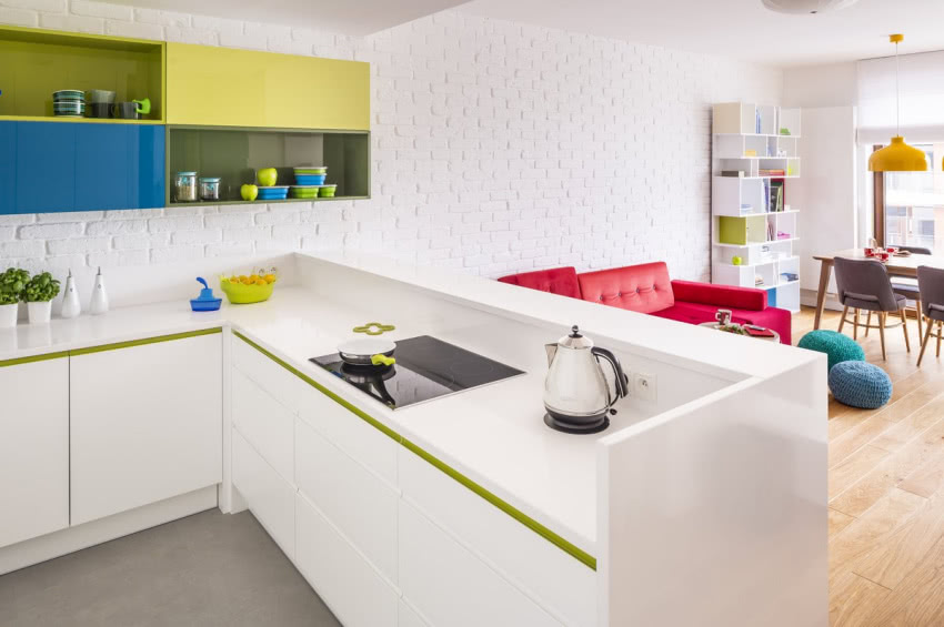 podwyższona ścianka wyspy od strony pokoju...