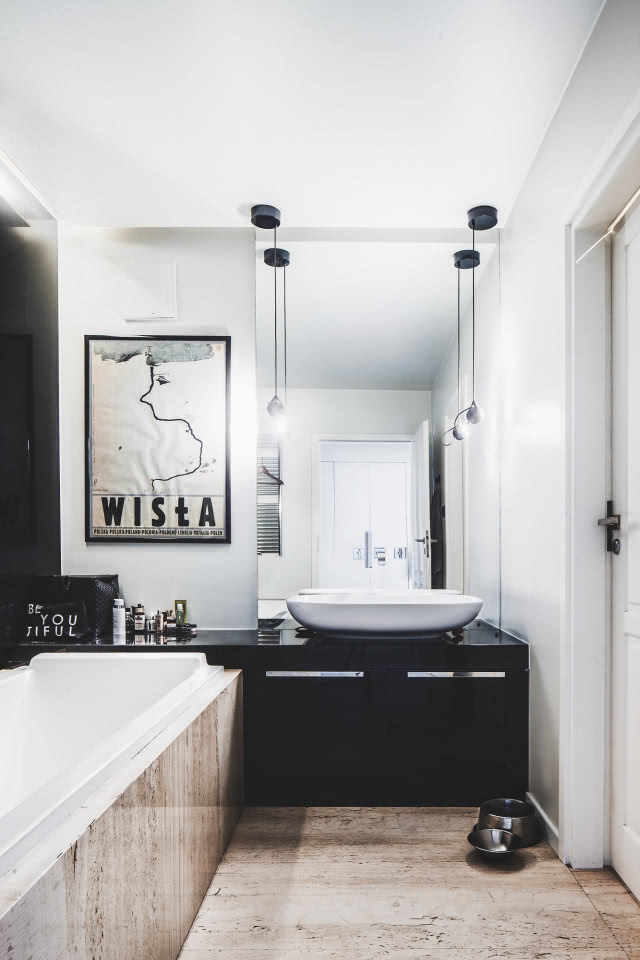 Biało czarna łazienka z plakatem Ryszarda Kai