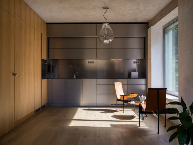 stalowa kuchnia z drewnem