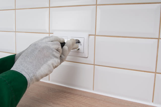 biały montaż elektryczny