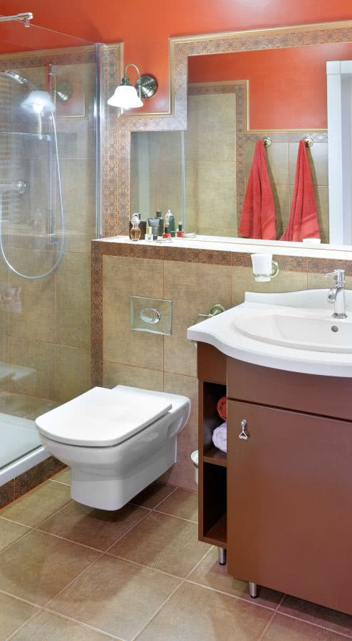 Łazienka rodziców - czerwona ściana nawiązuje do...