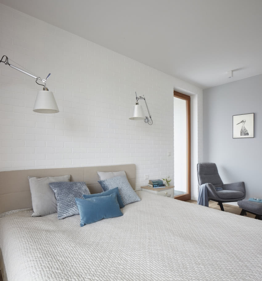 Łóżko i stolik nocny w sypialni zaprojektował...