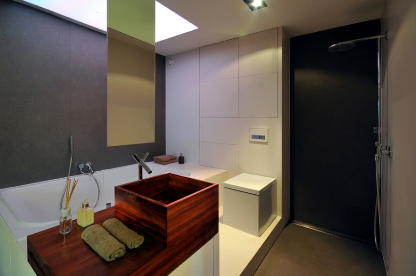 Lustro w łazience umocowane jest na suficie,...