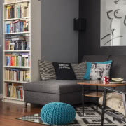 Fotelowi Ania domalowała pasiaste "skarpetki"