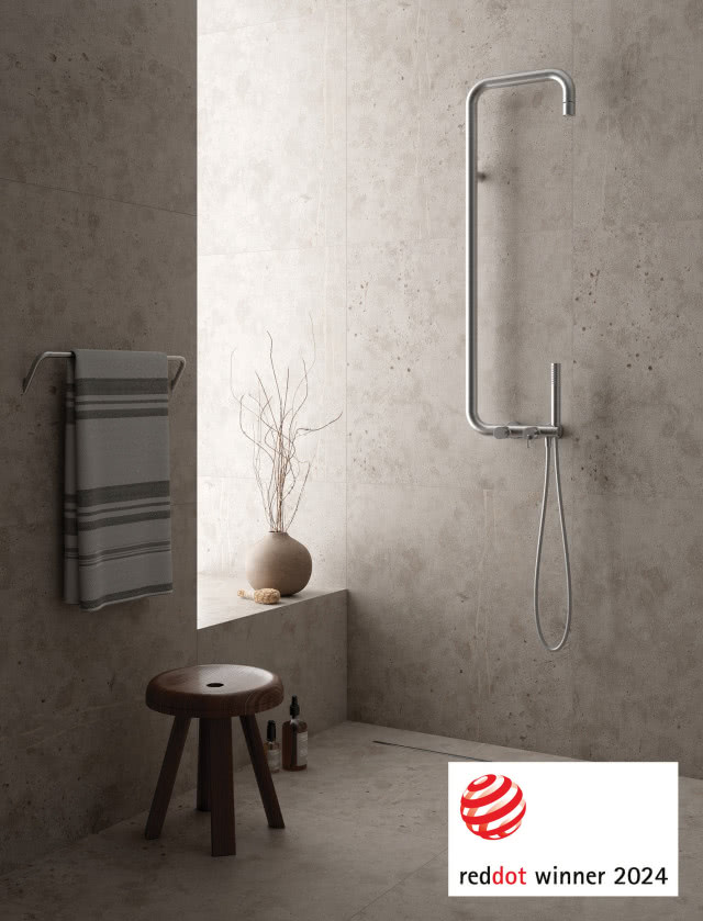 deszczownica Silia, kabina prysznicowa, uchwyt na ręczniki, drewniany stołek, płyny do mycia, wazon z gałązkami, odpływ liniowy