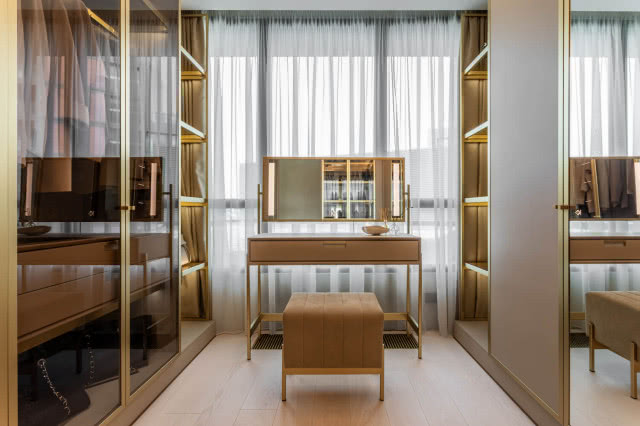 elegancka garderoba z toaletką