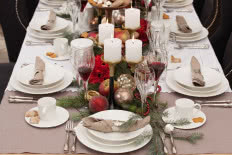 Świąteczna aranżacja stołu z białą porcelaną