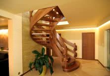Drewniane gięte schody 