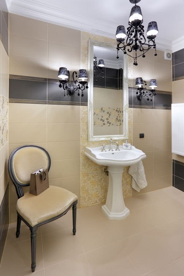 Beżowo-czarna łazienka na parterze pełni rolę...