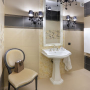 Beżowo-czarna łazienka na parterze pełni rolę...