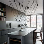 Wnętrze podróżnika na krakowskim Kazimierzu. Pod sufitem zawisł...samolot!