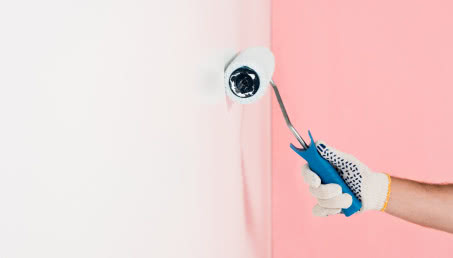 Malowanie kolorowej ściany na biało w 3 prostych krokach