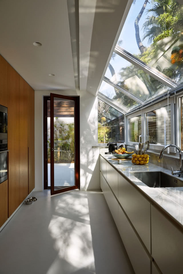 Ogromne okna przy aneksie kuchennym