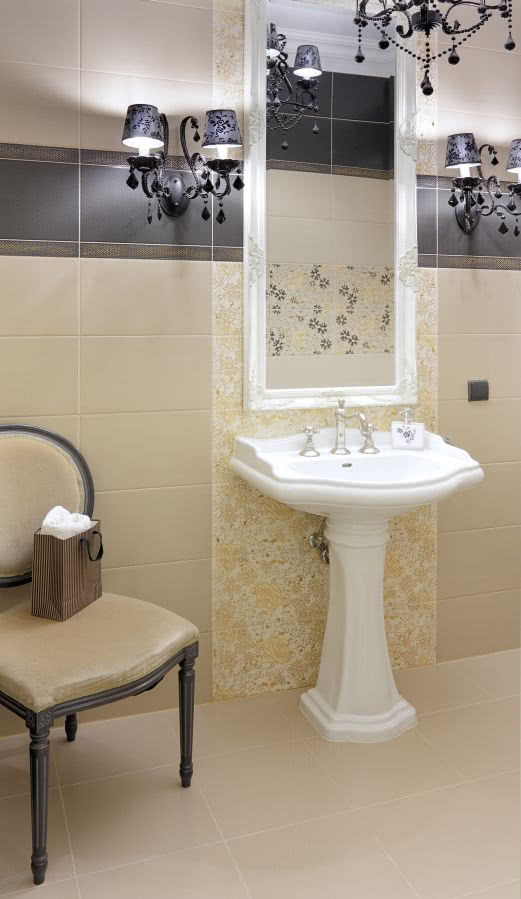 Gościnna łazienka w stylu glamour.