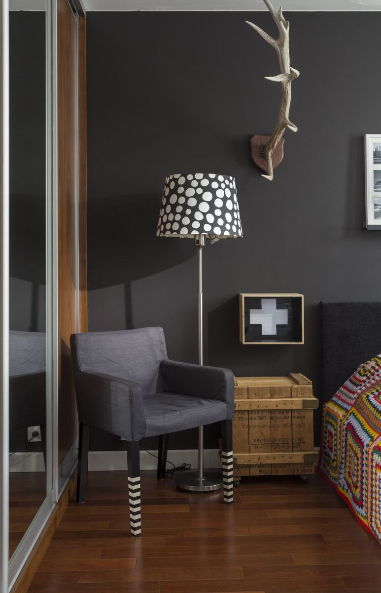 Fotelowi Ania domalowała pasiaste "skarpetki"