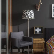 Fotelowi Ania domalowała pasiaste "skarpetki"