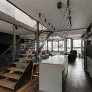 Wnętrze podróżnika na krakowskim Kazimierzu. Pod sufitem zawisł...samolot!