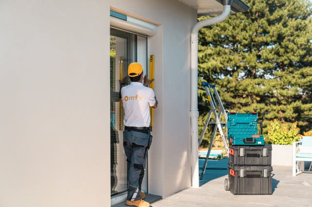 montowanie rolet zewnętrznych bez kucia, drabina, skrzynki z narzędziami, drzewo, fotel