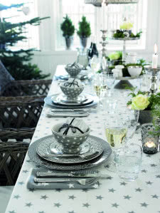 Śwuąteczna aranżacja stołu w szarości, bieli i srebrze