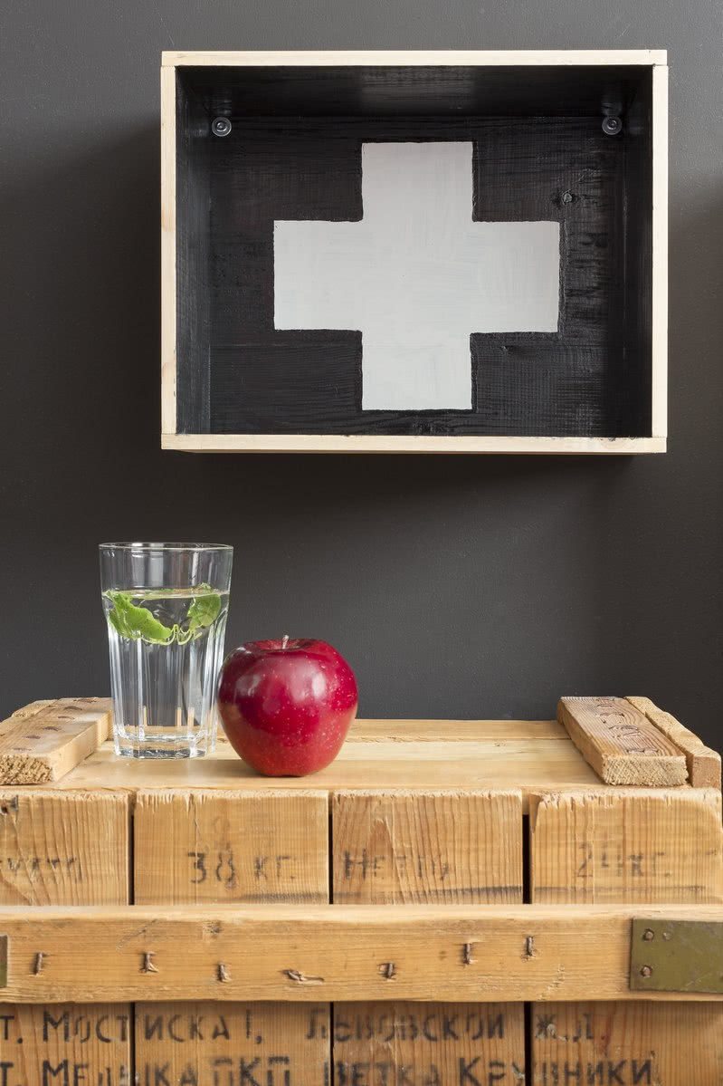 Surową drewnianą skrzynię Ania zaadaptowała na...