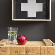 Fotelowi Ania domalowała pasiaste "skarpetki"