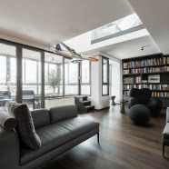 Wnętrze podróżnika na krakowskim Kazimierzu. Pod sufitem zawisł...samolot!