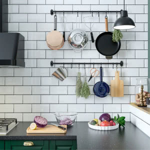 Kuchnia bez górnych szafek: jak ją urządzić? Zobacz najpiękniejsze aranżacje kuchni bez szafek wiszących