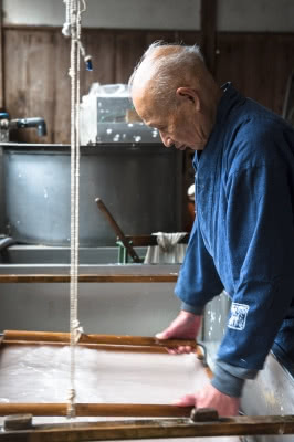 Produkcja papieru washi.