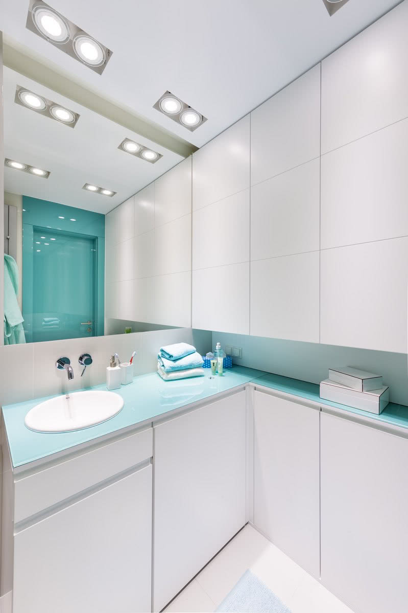 Liczne, ale jednolite szafki w łazience tworzą...