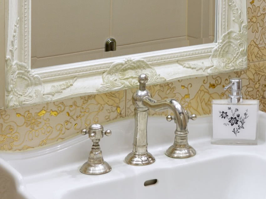 Stylizowana bateria umywalkowa.