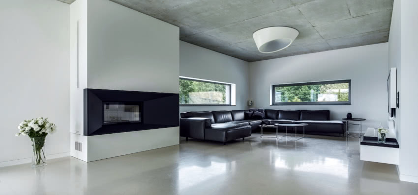 Siedząc na wygodnej kanapie ustawionej w kącie...