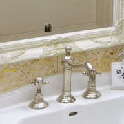 Beżowo-czarna łazienka na parterze pełni rolę...