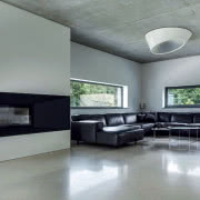 Wyspę kuchenną zrobiono, podobnie jak drzwi...