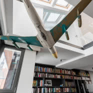 Wnętrze podróżnika na krakowskim Kazimierzu. Pod sufitem zawisł...samolot!