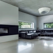 Beton, minimalizm i panorama Krakowa za oknem