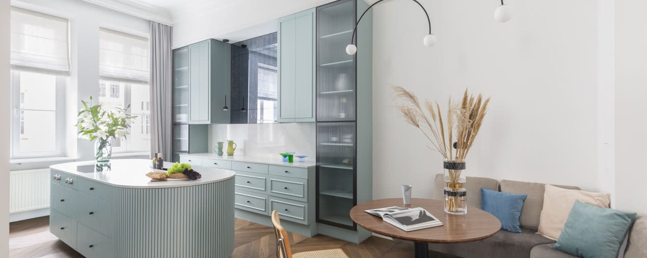 Apartament z francuskim klimatem w przedwojennej kamienicy. Powstał z dwóch mniejszych mieszkań! 