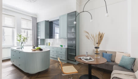 Apartament z francuskim klimatem w przedwojennej kamienicy. Powstał z dwóch mniejszych mieszkań!