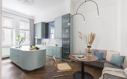 Apartament z francuskim klimatem w przedwojennej kamienicy. Powstał z dwóch mniejszych mieszkań! 